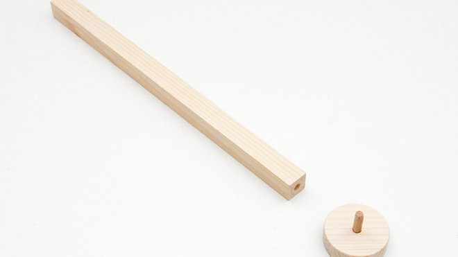 Découper à la scie sauteuse dans une planche en bois massif une forme ronde d’un diamètre de 60mm. Assembler cette forme ronde sur le tasseau d’une section de 25mm par 25mm