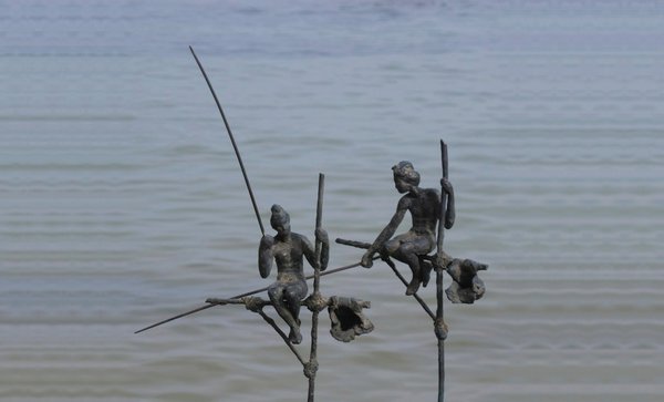 Groupe de deux pêcheurs sur échasses, un bronze imaginé par Marine de Soos.