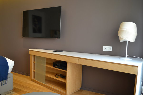 Le bureau en biais facilite la communication. Ses lignes fuyantes participent à l’effet d’entonnoir souhaité, qui agrandit visuellement l’espace.