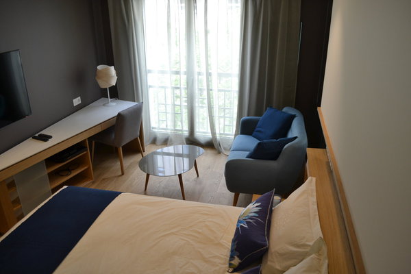 Le coin salon est matérialisé par un canapé deux places et une table basse. Leurs formes arrondies dessinent un petit espace repos-détente en forme de cocon douillet.