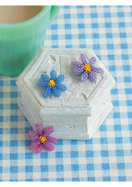 Germini, elles sont rapides à faire, tout ce que j'aime, du coup j'en réalise plusieurs pour faire des broches et des bagues. Création Kikuko Midorikawa page 19.