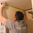 Etape 1 : découpe des profils de finition. Déclippez les profils. Prenez les cotes des murs à rénover afin de découper les profils de finition aux dimensions (partie femelle uniquement), et gardez l’autre partie (partie mâle) pour la phase finale.