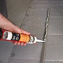 Etape 2 : encollez les profils avec la colle acrylique spéciale lambris PVC Grosfillex.