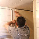 Etape 4 : prenez soin de poser les profils sur l’ensemble des contours des murs comme un cadre, hormis la partie basse, directement contre le bac à douche.