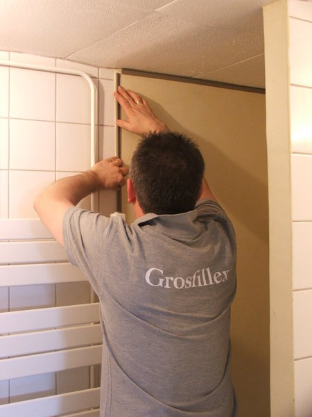 Etape 4 : prenez soin de poser les profils sur l’ensemble des contours des murs comme un cadre, hormis la partie basse, directement contre le bac à douche.