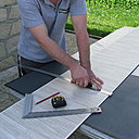 Etape 5 : découpez les lames de lambris PVC à l’aide d’un réglet et d’un cutter. Passez plusieurs fois le cutter côté décor de la lame, ou sinon découpez avec une scie manuelle à dents fines ou encore une scie sauteuse.