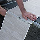 Etape 6 : pliez la lame de lambris et finissez la découpe au cutter.