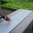 Etape 8 : encollez la lame de lambris sur le pourtour ainsi que le centre.