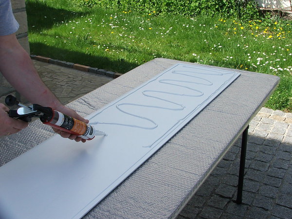 Etape 8 : encollez la lame de lambris sur le pourtour ainsi que le centre.