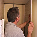 Etape 10 : pose des lames suivantes. Continuez ainsi pour couvrir la surface en emboîtant les lames de lambris les unes dans les autres ; l’étanchéité est garantie simplement par emboîtement des lames, et vous n’aurez par conséquent pas besoin de joint de silicone.