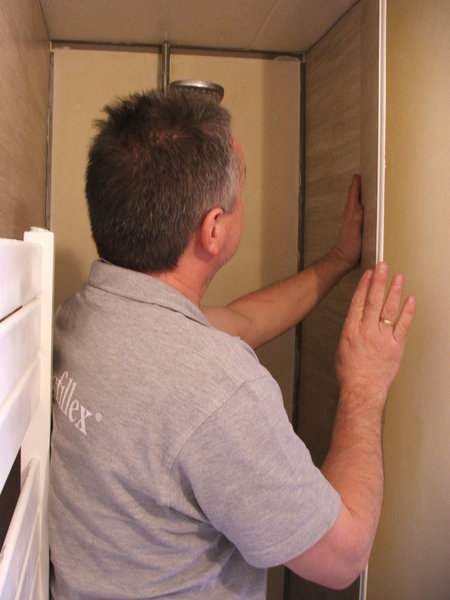 Etape 10 : pose des lames suivantes. Continuez ainsi pour couvrir la surface en emboîtant les lames de lambris les unes dans les autres ; l’étanchéité est garantie simplement par emboîtement des lames, et vous n’aurez par conséquent pas besoin de joint de silicone.