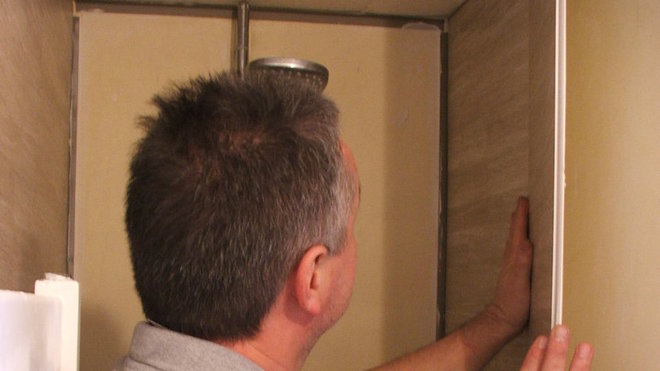 Etape 10 : pose des lames suivantes. Continuez ainsi pour couvrir la surface en emboîtant les lames de lambris les unes dans les autres ; l’étanchéité est garantie simplement par emboîtement des lames, et vous n’aurez par conséquent pas besoin de joint de silicone.