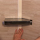 Etape 11 : astuce, si besoin, découpez tout simplement la lame PVC au cutter pour contourner par exemple la robinetterie.