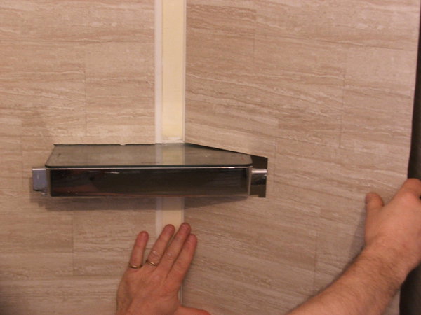 Etape 11 : astuce, si besoin, découpez tout simplement la lame PVC au cutter pour contourner par exemple la robinetterie.