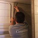 Etape 12 : pose finale des profils de finition. Prenez les cotes afin de découper la partie mâle des profils de finition, en faisant une coupe en onglet si besoin.