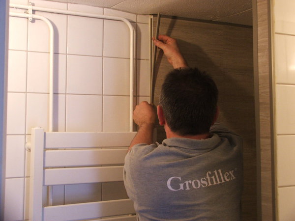 Etape 12 : pose finale des profils de finition. Prenez les cotes afin de découper la partie mâle des profils de finition, en faisant une coupe en onglet si besoin.