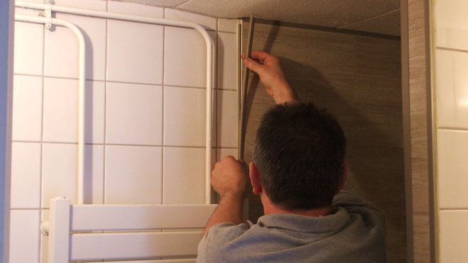 Etape 12 : pose finale des profils de finition. Prenez les cotes afin de découper la partie mâle des profils de finition, en faisant une coupe en onglet si besoin.