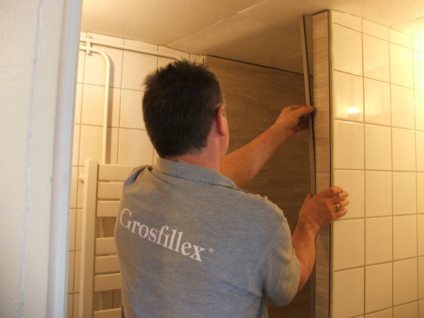 Etape 13 : clippage des profils. Terminez en clipsant les profils de finition.