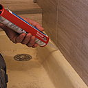 Etape 14 : pose d’un joint de silicone. Terminez au niveau du bac à douche par un joint de silicone translucide pour assurer l’étanchéité.