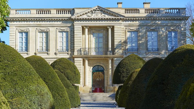 L’exposition « Baccarat, cristal de légende » se cache dans sublime écrin du Château Labottière, une magnifique demeure du XVIIIème siècle qui abrite l’Institut Culturel Bernard Magrez. Acquis par Bernard Magrez il y a une quinzaine d’années, le château a été restauré au printemps 2011. L’exposition « Baccarat, cristal de légende » se cache dans sublime écrin du Château Labottière, une magnifique demeure du XVIIIème siècle qui abrite l’Institut Culturel Bernard Magrez. Acquis par Bernard Magrez il y a une quinzaine d’années, le château a été restauré au printemps 2011.