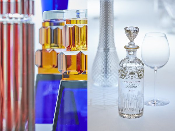 A droite, exercice de style autour des tailles géométriques, vases Uttu, collection Rencontres, création Ettore Sottsass pape du style Memphis, en 2002. Particulièrement massifs, ces modèles, tout en préservant la pureté du cristal, offrent un effet de transparence peu commun. Ils sont dominés par un col en cristal teinté rouge ou vert. A gauche, carafes et verres créés en 2015 et commandés pour Bernard Magrez.