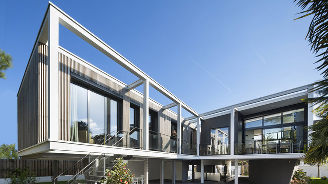 Dessinée autour d’une piscine préexistante, la maison est suspendue et son contact avec le sol se fait par trois escaliers métalliques pensés comme des passerelles. Dessinée autour d’une piscine préexistante, la maison est suspendue et son contact avec le sol se fait par trois escaliers métalliques pensés comme des passerelles.