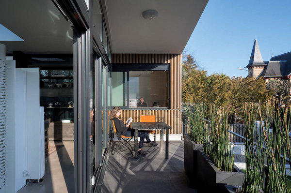 La maison joue un rôle de filtre entre espaces intérieurs et paysage.