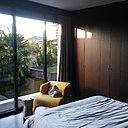 La chambre est ouverte sur un balcon filant.