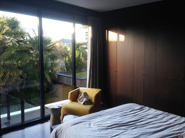 La chambre est ouverte sur un balcon filant.