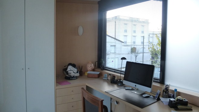 Le bureau a été optimisé avec un plan de travail intégré dans un système de rangement complet et optimisé. Le bureau a été optimisé avec un plan de travail intégré dans un système de rangement complet et optimisé.