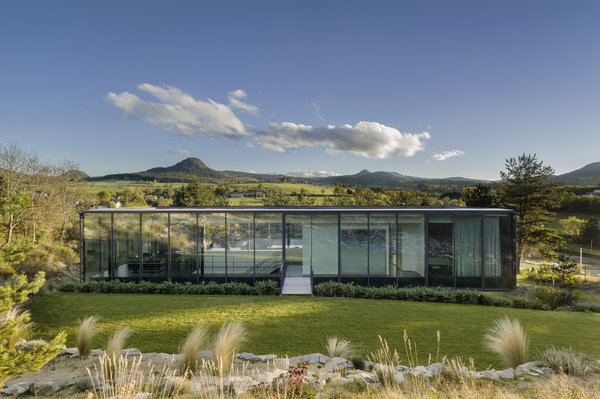 Le jardin offre un bel espace de vie et de détente, avec une vue exceptionnelle sur les volcans environnants, les Sucs. Il s’agit de volcans endormis, à la forme particulière de cône et de dôme provoqués par les anciennes éruptions.