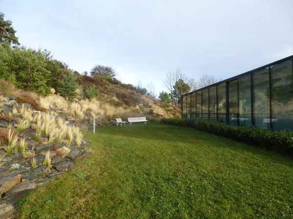 Le jardin est agrémenté de plantes aromatiques et de murs de pierres sèches qui s’immiscent dans la nature, comme s’il avait toujours été là. Mais le plus beau jardin, c’est le spectacle des montagnes, propice à la contemplation et la méditation.