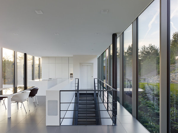 Marquée par des jeux de contrastes, le niveau haut, tout en transparence, est ouvert sur l’extérieur.