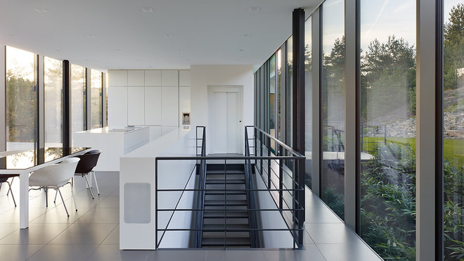 Marquée par des jeux de contrastes, le niveau haut, tout en transparence, est ouvert sur l’extérieur.