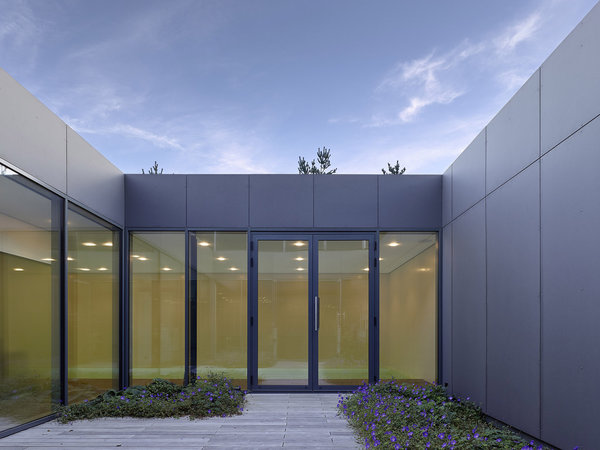 Le patio permet de profiter d’un agréable environnement naturel, tout en préservant l’intimité des habitants.