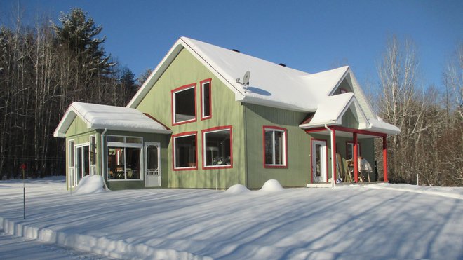 Nichée dans un paysage bucolique à quelques minutes des lacs et des montagnes environnantes, cette maison écologique est le point de chute idéal pour des vacances sereines et sportives. Montréal, Canada.