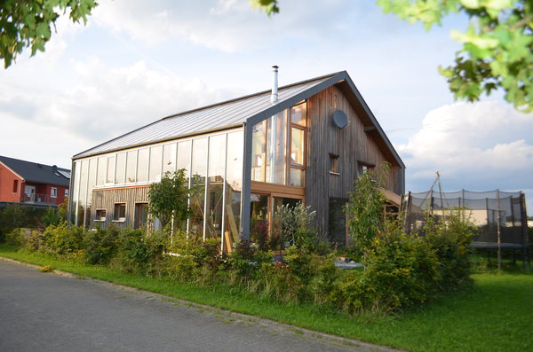 A quelques heures de Paris, Bruxelles et Cologne, idéale pour visiter l’Europe, une maison d’architecte unique par son jardin d’hiver intégré qui s’étend sur deux étages. Konzen, Allemagne.