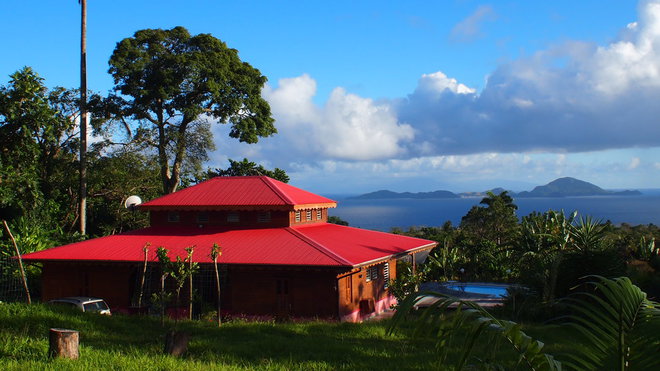 Maison bioclimatique créole avec piscine en terrasse et vue imprenable sur les Iles des Saintes. Guadeloupe, Caraïbes.