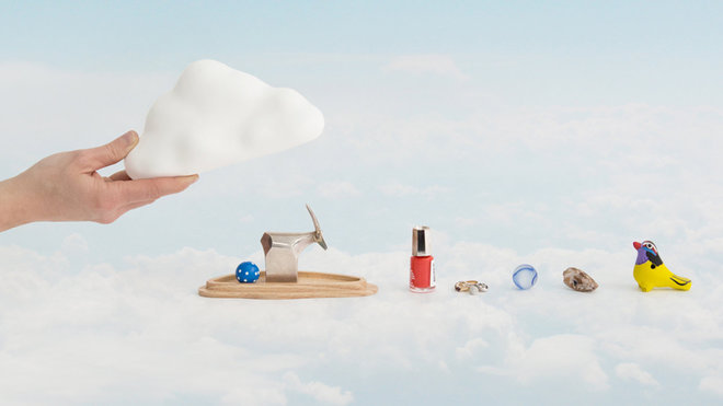 Cumulus est un diffuseur d’huiles essentielles né d’une sculpture d’argile façonnée à la main. La texture sensuelle de la céramique mate dissimule volontairement une grande technicité. Il est accompagné d’un écrin vaporeux pour cacher ses réserves ou d’autres trésors. En céramique, plastique injecté et bois. Edité par Nature & Découvertes en 2015. Cumulus est un diffuseur d’huiles essentielles né d’une sculpture d’argile façonnée à la main. La texture sensuelle de la céramique mate dissimule volontairement une grande technicité. Il est accompagné d’un écrin vaporeux pour cacher ses réserves ou d’autres trésors. En céramique, plastique injecté et bois. Edité par Nature & Découvertes en 2015.