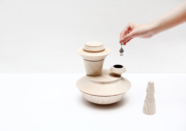 Cairn est un ensemble de boîtes en bois tourné reliées par des aimants. Elles s’assemblent librement en jouant sur l’équilibre pour créer une architecture personnelle. Leur dessin est inspiré des colonnes des temples jaïns en Inde, au Rajasthan. Edité en 2011 par Petite Friture (modèle épuisé).