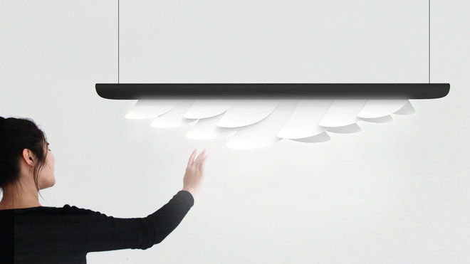 Lampe Plume, à géométrie variable, possède des pétales qui se disposent au gré des envies. Elle semble planer dans le souffle du vent, délicatement suspendue à l'horizontale. Une recherche sur les lampes à disposer au-dessus des tables qui se rapproche de la lampe en papier Angelin. Prototype réalisé en 2014. Lampe Plume, à géométrie variable, possède des pétales qui se disposent au gré des envies. Elle semble planer dans le souffle du vent, délicatement suspendue à l'horizontale. Une recherche sur les lampes à disposer au-dessus des tables qui se rapproche de la lampe en papier Angelin. Prototype réalisé en 2014.