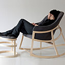 Dancing chair est une chaise à bascule accompagnée de son repose-pieds. Ce prototype imaginé en 2007. En bois avec coussin d’assise en tissu amovible. Aide à Projet VIA en 2009.