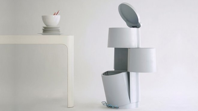 Quelle est belle cette poubelle ? Tri 3 est une poubelle de tri vertical. La première pédale actionne le capot du contenant supérieur, destiné aux ordures ménagères courantes. Sous ce capot se situe également un distributeur de sacs. La pédale du milieu actionne le contenant des emballages, pivotant sur un axe décentré pour en faciliter l’accès. La pédale de droite actionne le contenant inférieur, destiné au verre. Collaboration technique avec Grégory Cid. Prototype de 2007. Aide à projet VIA en 2009. Quelle est belle cette poubelle ? Tri 3 est une poubelle de tri vertical. La première pédale actionne le capot du contenant supérieur, destiné aux ordures ménagères courantes. Sous ce capot se situe également un distributeur de sacs. La pédale du milieu actionne le contenant des emballages, pivotant sur un axe décentré pour en faciliter l’accès. La pédale de droite actionne le contenant inférieur, destiné au verre. Collaboration technique avec Grégory Cid. Prototype de 2007. Aide à projet VIA en 2009.