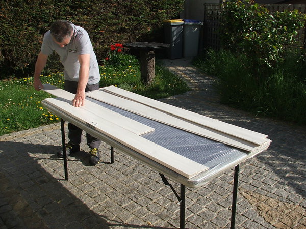 Etape 3 : assembler les lames entre elles en les coulissant les unes dans les autres en prenant soin de coulisser le rail côté charnière.