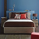 Pour les amateurs de cocooning, But propose l’ambiance Une Chambre En Ville composée d’un sommier et matelas bien épais, complétés par une tête de lit moelleuse et assortie comme il se doit.