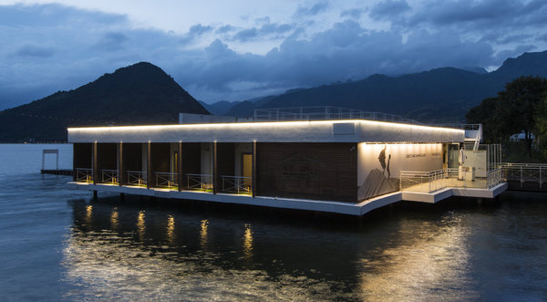 Le bâtiment prend les connotations typiques des architectures flottantes sur l'eau, offrant un point de vue exclusif et véritablement métaphorique.