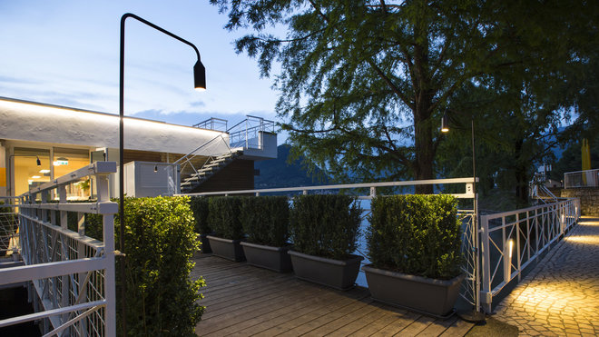 Des lampes modernes de sol sont placées sur le petit parcours d'entrée qui conduit à l'intérieur du bâtiment. Modèle FLAMINGO, création Platek. Des lampes modernes de sol sont placées sur le petit parcours d'entrée qui conduit à l'intérieur du bâtiment. Modèle FLAMINGO, création Platek.