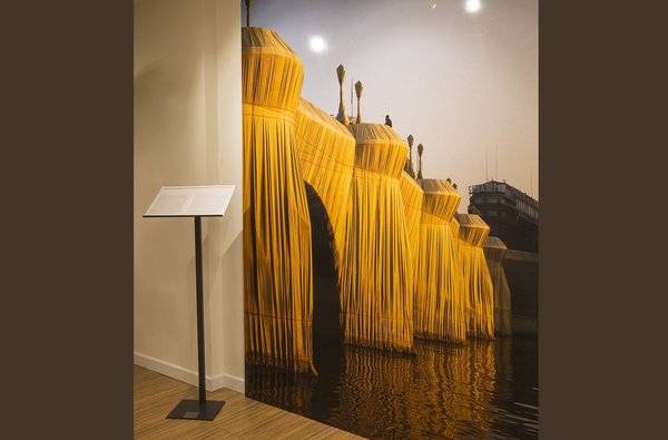 En 1985, à Paris le Pont Neuf, emballé dans un polyester ocre-jaune.