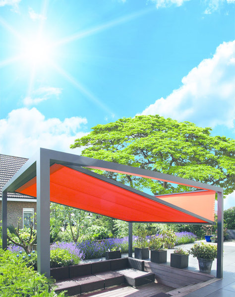 Aérienne, la pergola en toile KUB avec une toile technique qui offre uneexcellente protection contre les UV et les intempéries.