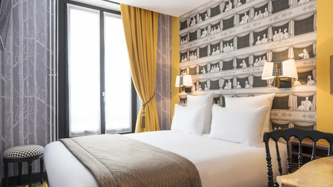 Harmonie en jaune et noir pour cette chambre qui reprend les codes des autres chambres avec de nouvelles associations de couleurs.